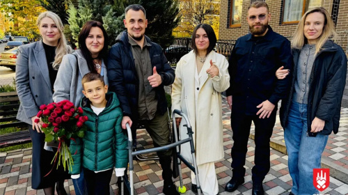 Потрапив у полон з ушкодженням спинного мозку: захисник Маріуполя Павло Познанський отримав квартиру від &quot;Серця Азовсталі&quot;