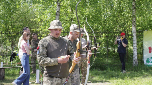 «Кожен в дитинстві був Робіном Гудом» – у Луцьку ветеранів запрошують стріляти з лука