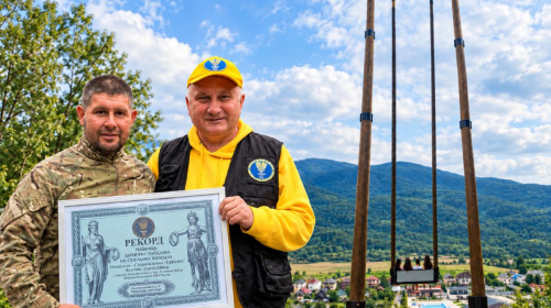 Ветеран із Прикарпаття збудував гойдалку заввишки з п’ятиповерхівку та встановив рекорд України