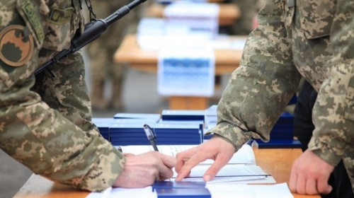 Контракт у ЗСУ після 60: які пільги та виплати передбачені для добровольців