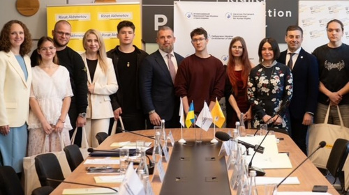 "Молодь обирає Україну": Фонд Ріната Ахметова запускає пілотний проєкт підтримки  18–23-річних