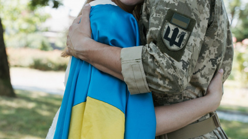 Дружини та чоловіки військовослужбовців мають право на відпустку поза графіком – подробиці