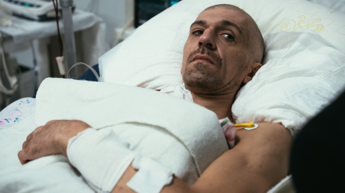 42 доби з турнікетом на розтрощеній нозі: у Харкові врятували захисника з важким пораненням