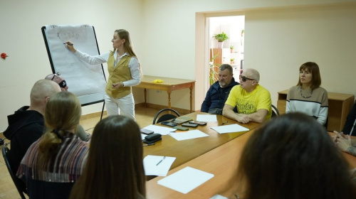 У Вінниці психолог допомагає ветеранам із порушеннями зору адаптуватися до цивільного життя – подробиці