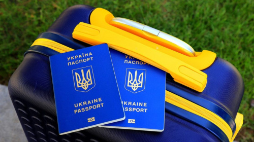 Чоловікам до 22 років можуть дозволити виїзд за кордон: Кабмін оновить правила вже сьогодні