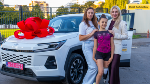 Рінат Ахметов подарував автомобіль юній гімнастці Олександрі Паскаль