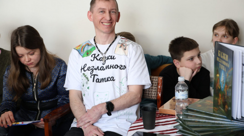 «Казки незламного татка» – у Хмельницькому ветеран представив свою першу книгу