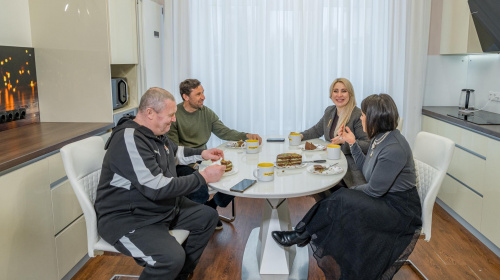 Рінат Ахметов подарував будинок пораненому захиснику Віталію Шумею