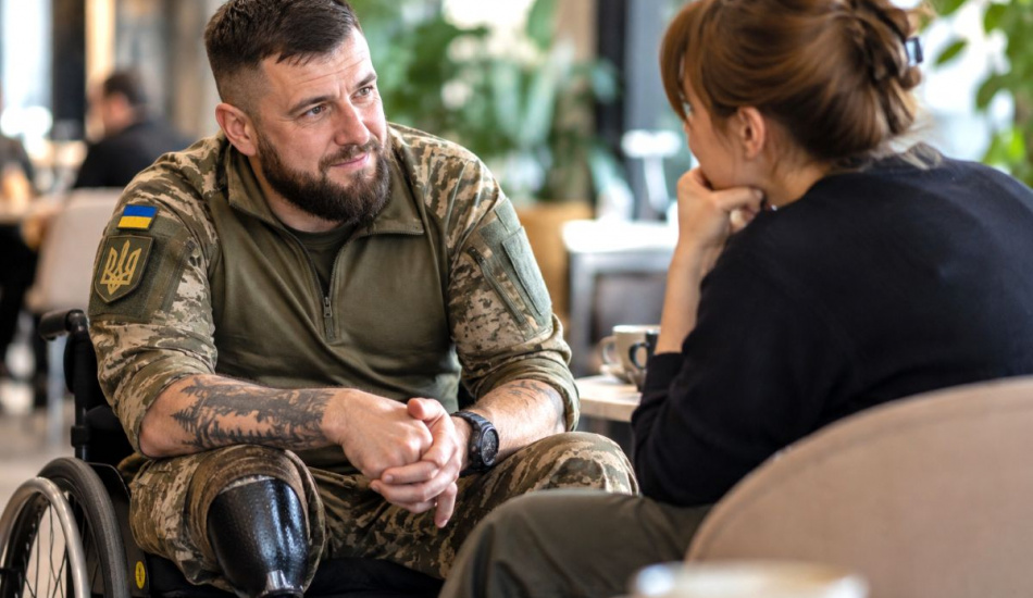 Як говорити з ветераном, щоб не ранити словами: психологиня пояснила головні правила спілкування