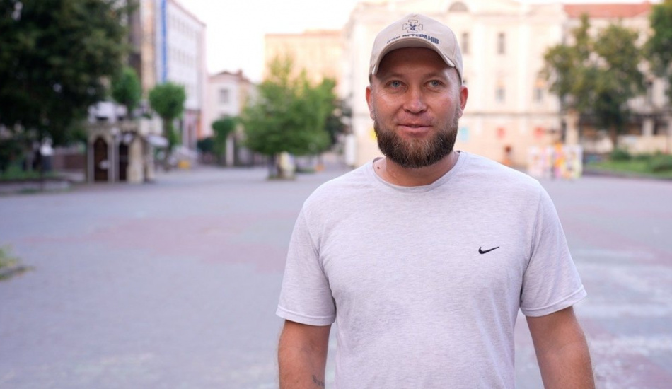 Більше 100 км на протезі: ветеран Петро Дудник вирушив у піший похід, щоб допомогти побратимам