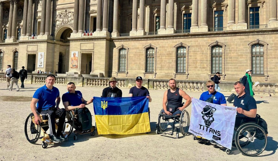 42 км на унікальних кріслах колісних: українські ветерани підкорили Паризький марафон