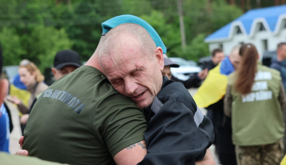 "Справедливість для всіх, хто вижив у полоні": родини військових звернулися до Президента з петицією